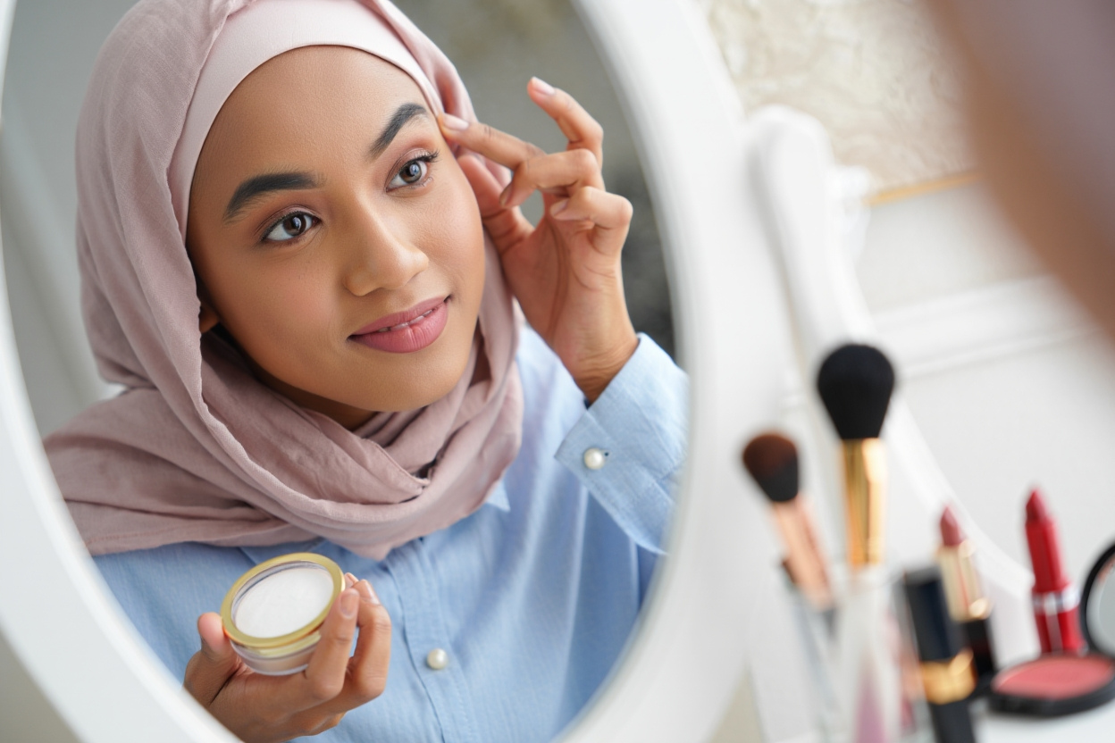 woman-applying-tinted-moisturiser